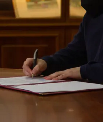 manos firmando documento